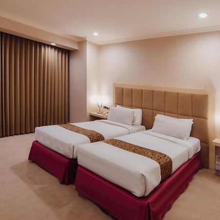 Surabaya Suites Hotel Powered By Archipelago Exterior foto
