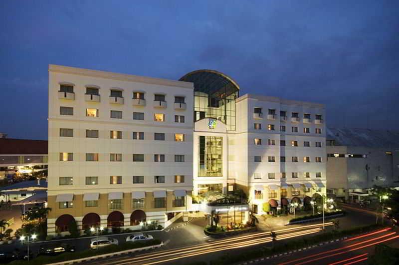 Surabaya Suites Hotel Powered By Archipelago Exterior foto