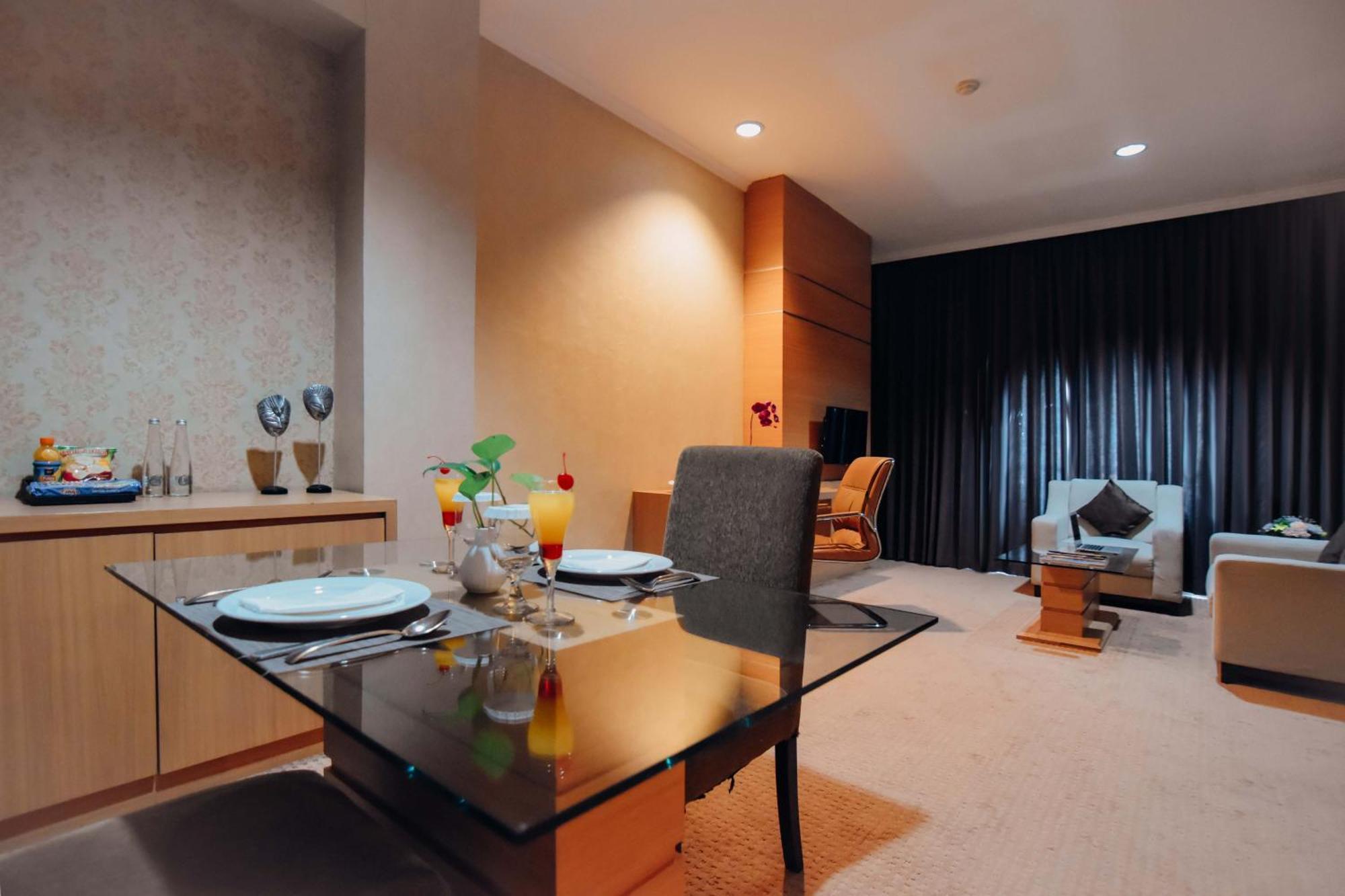 Surabaya Suites Hotel Powered By Archipelago Exterior foto