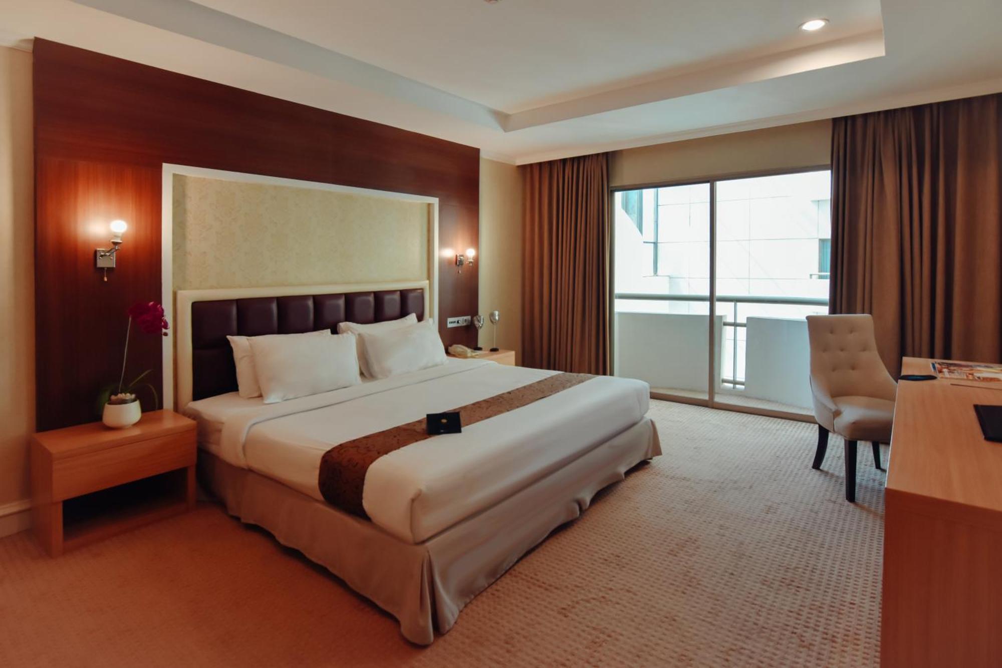 Surabaya Suites Hotel Powered By Archipelago Exterior foto