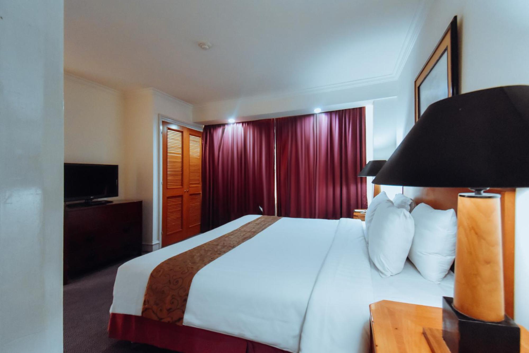 Surabaya Suites Hotel Powered By Archipelago Exterior foto