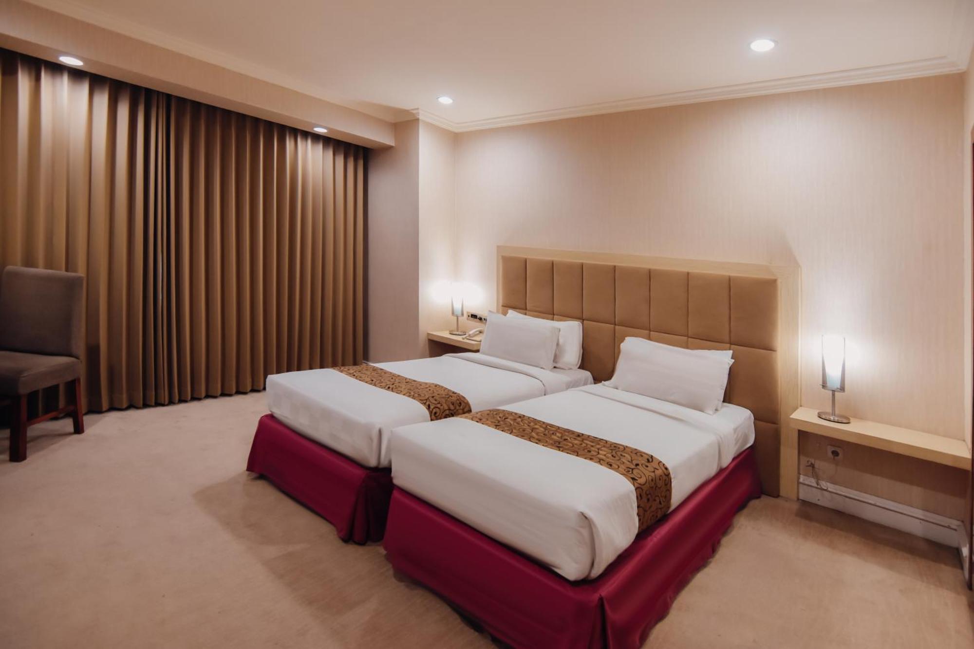 Surabaya Suites Hotel Powered By Archipelago Exterior foto
